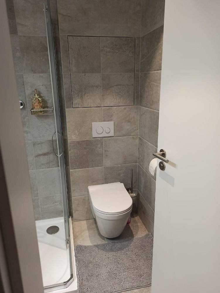 Závěsné WC v koupelně