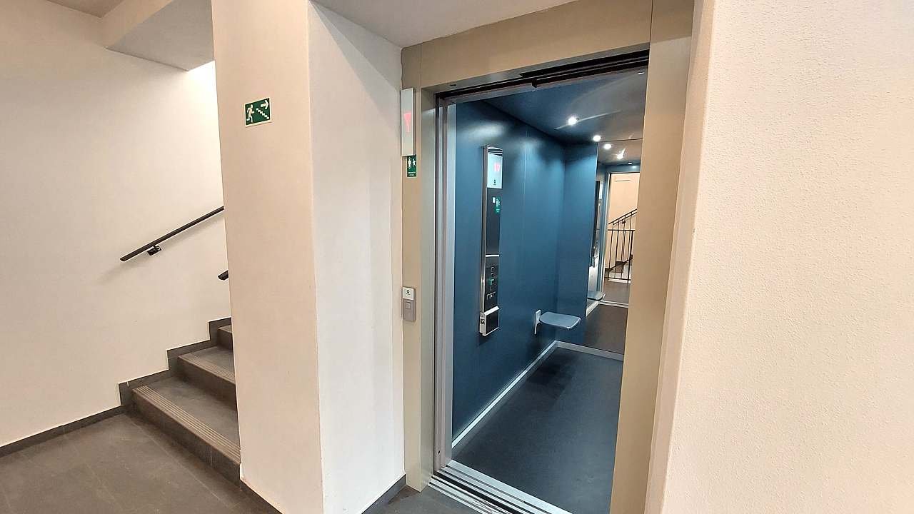Výtah a schodiště v domě Buk