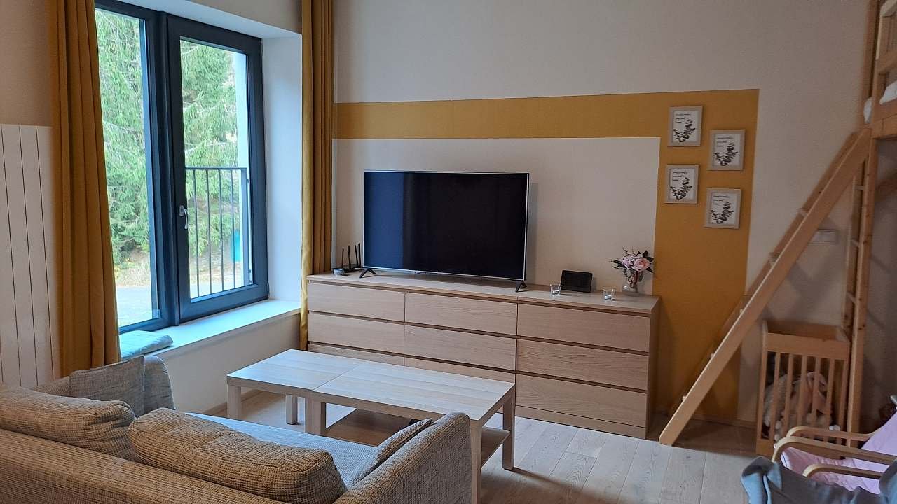 Obývací část s TV a sezením